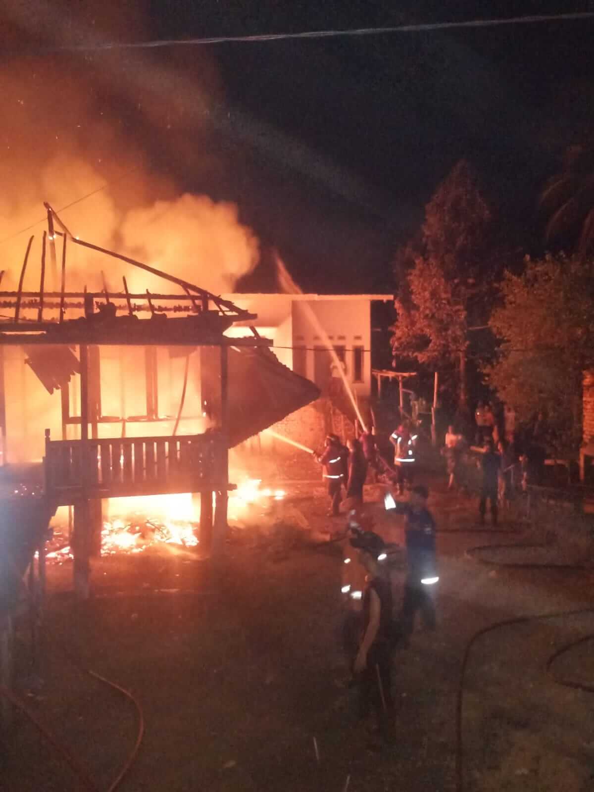 Kebakaran Hanguskan Rumah Panggung Warga di Penyengat Olak Muaro Jambi 