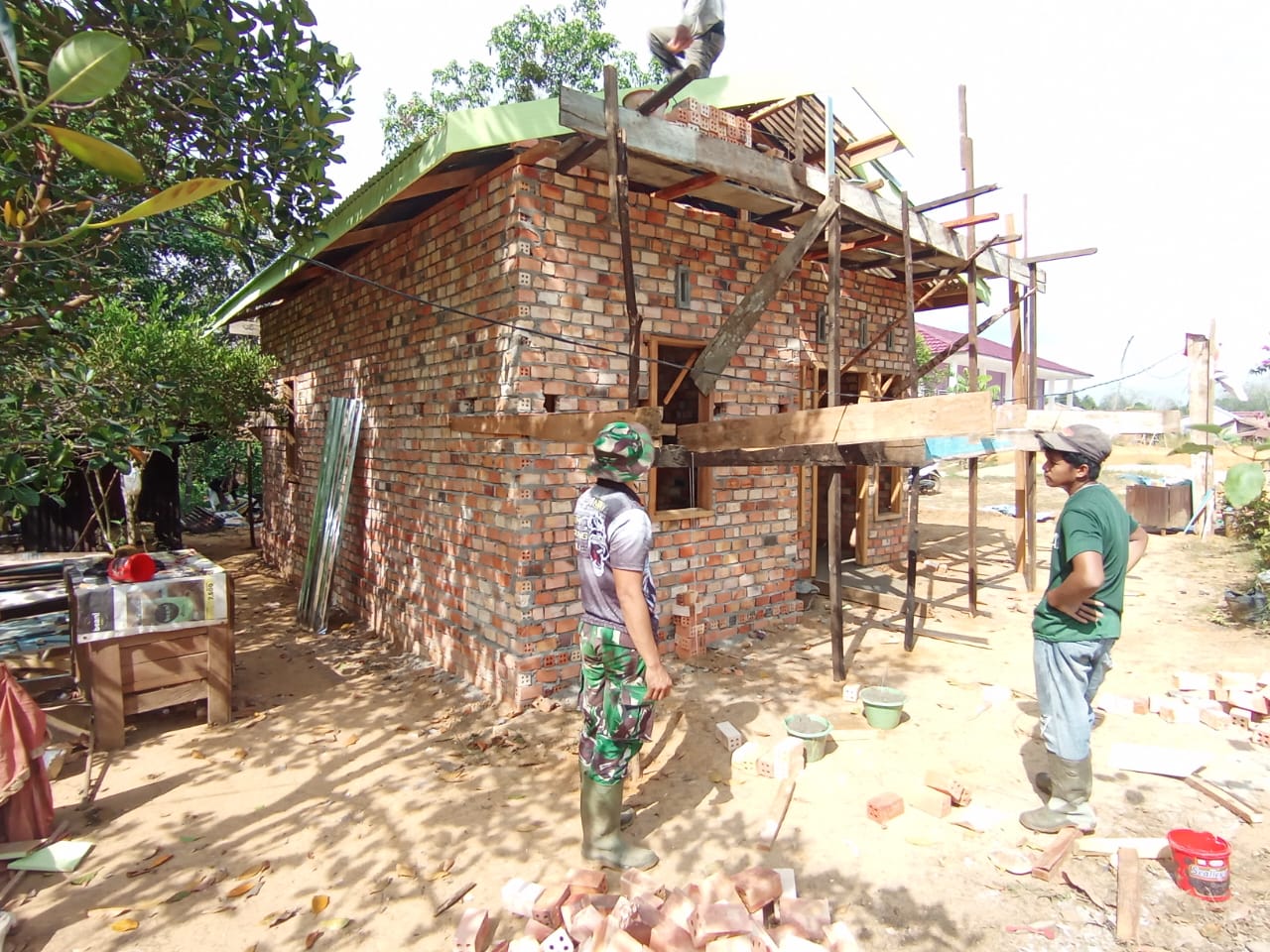 Rumah Nenek Ngatini yang Dibangun Satgas TMMD ke 121 Kodim 0415/Jambi Masuk Tahap Pemasangan Atap