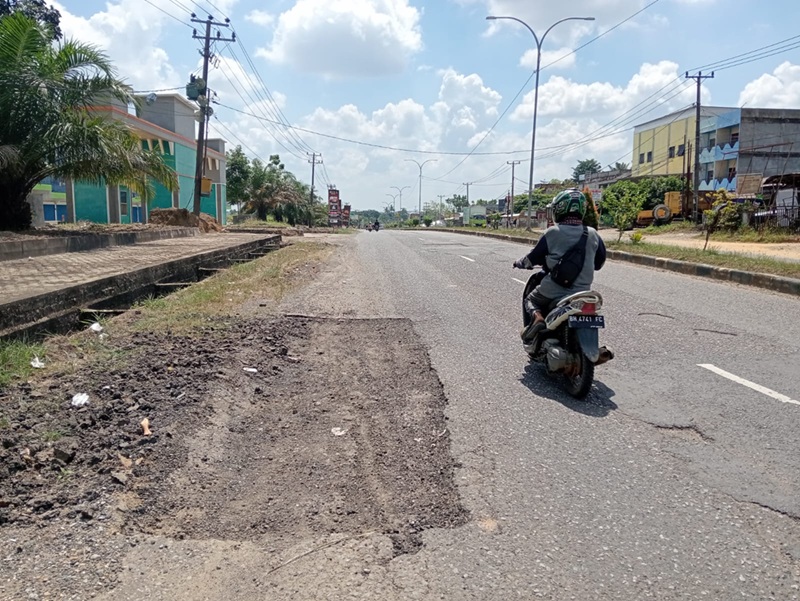 Waspada! Jalan Lintas Sumatera di Bungo Rusak Parah, Ancam Keselamatan Pengguna Jalan