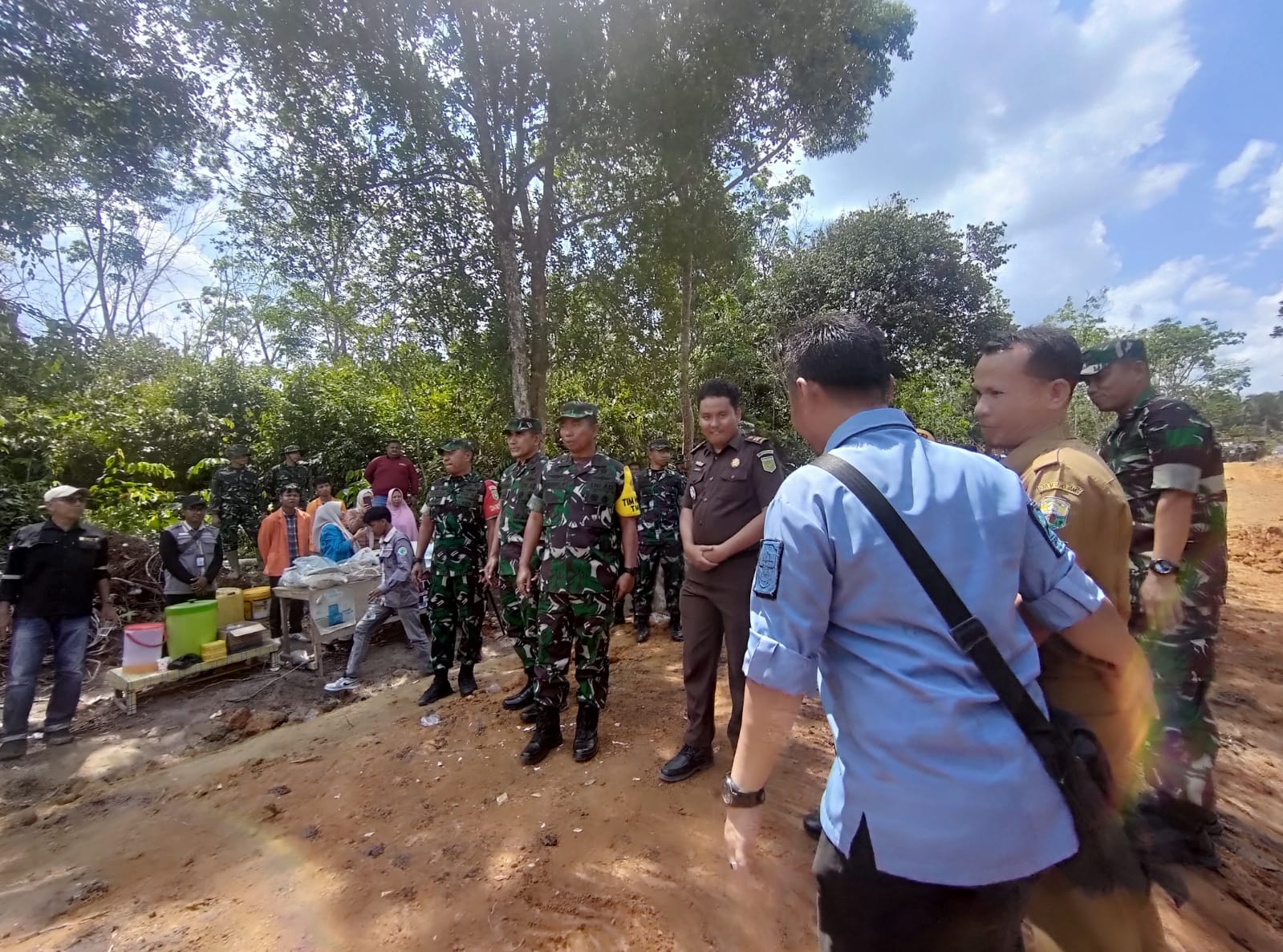 Ketua Tim Wasev Berikan Semangat ke Masyarakat dan Satgas TMMD ke-121 Kodim 0415/Jambi