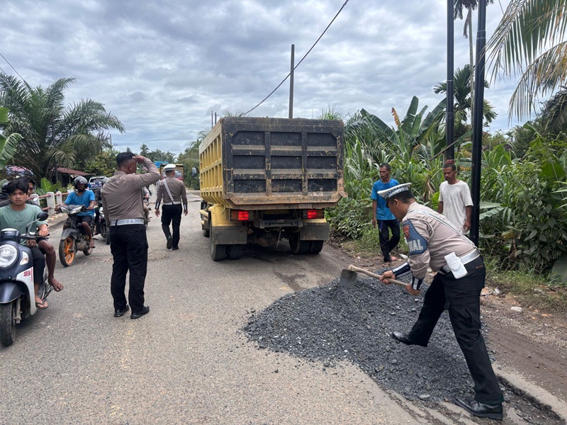 Jalan Berlubang Bahayakan Pengendara, Satlantas Polres Muaro Jambi Turun Tangan Timbun Jalan