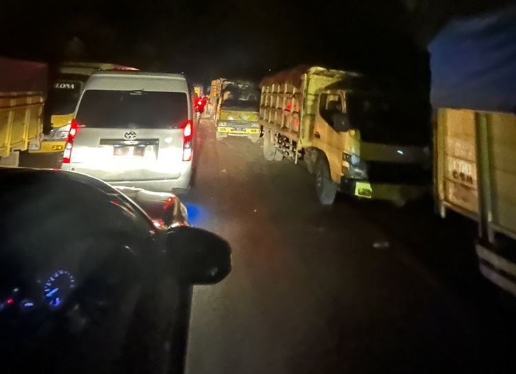 BREAKING NEWS: Angkutan Batu Bara di Jambi Masih Lewat Jalan Nasional, Tembesi Malam Ini Macet Total