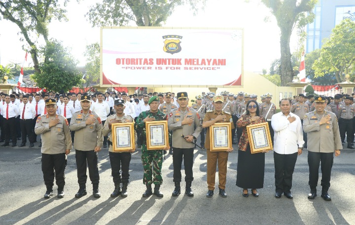 Kapolda Jambi Berikan Penghargaan Tokoh Program Kampung Anti Narkoba