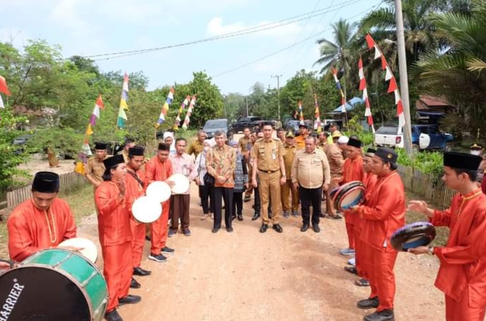 Pj Bupati Bachyuni Sambut Kedatangan Tim Verifikasi dan Kepala BKKBN di Kampung KB Sungai Gelam