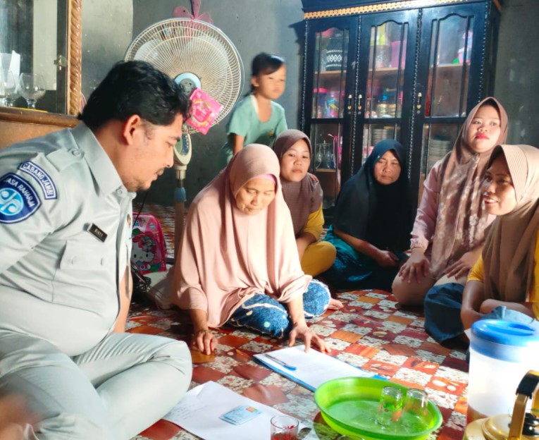 Jemput Bola Kerumah Ahli Waris, Jasa Raharja Serahkan Santunan Pejalan Kaki Tertabrak Truck Di Mersam