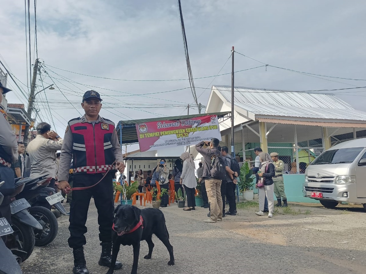 Pengamanan di TPS Kota Jambi yang Lakukan PSU, Polda Jambi Turunkan Anjing Pelacak