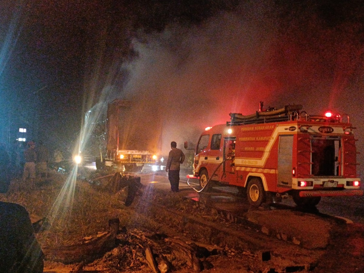Tronton Terbakar di Depan Polres Muaro Jambi, Jalur Jambi - Tembilahan Riau Macet Total 