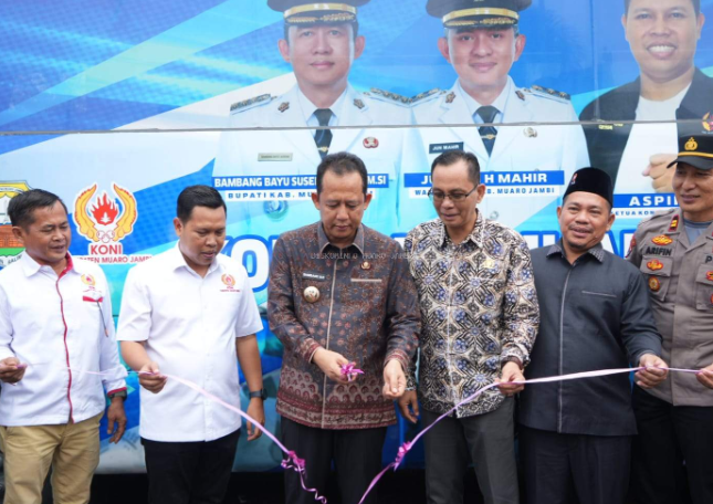 Bupati Muaro Jambi, BBS Serahkan Bus untuk KONI: Bentuk Komitmen Majukan Olahraga