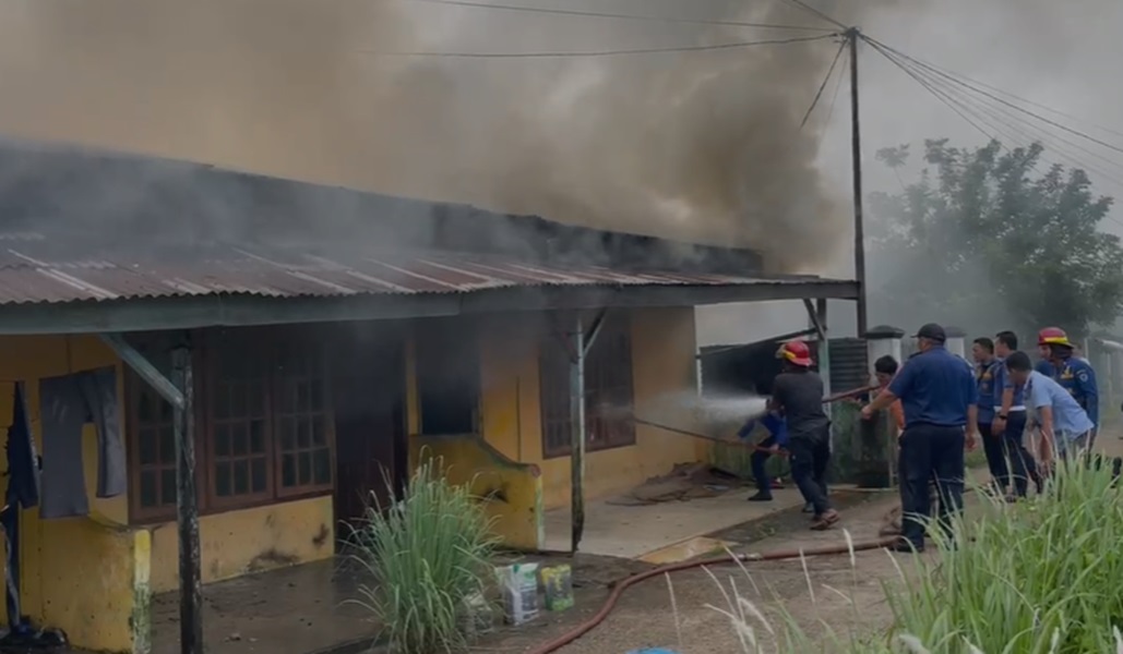 Kebakaran di Kabupaten Batanghari, Penghuni Kost Berhamburan, Petugas Damkar Sempat Tersengat Listrik