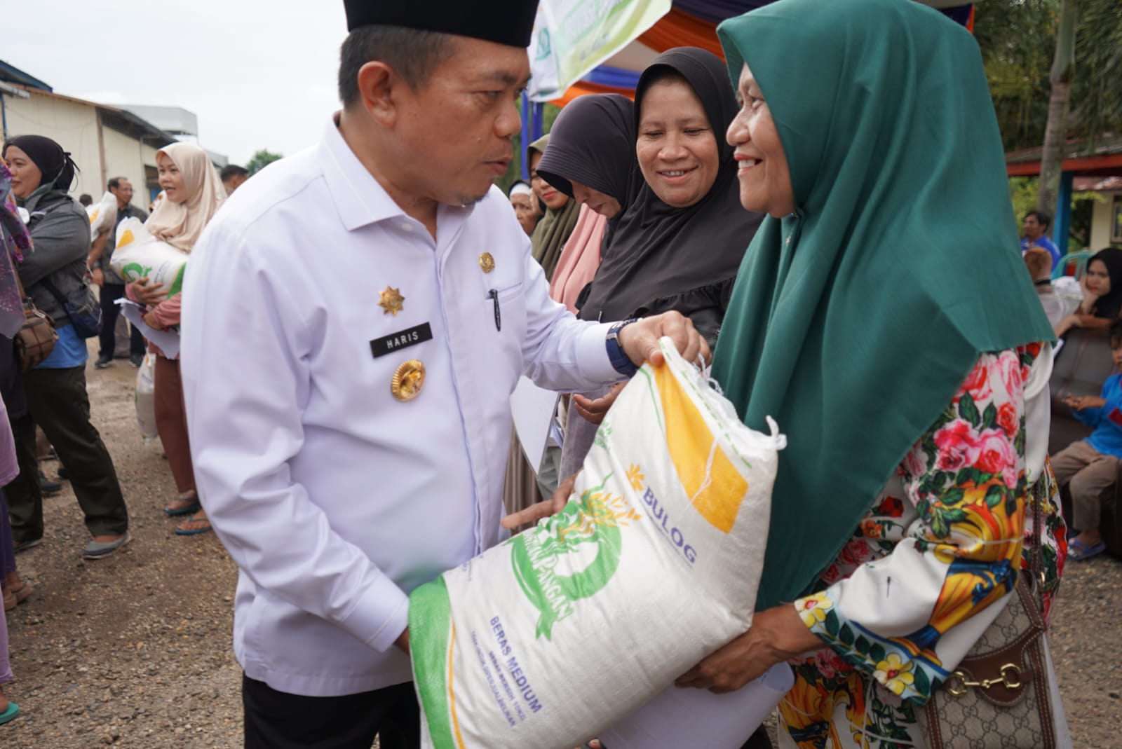 Gubernur Jambi Al Haris Salurkan Bantuan Pangan