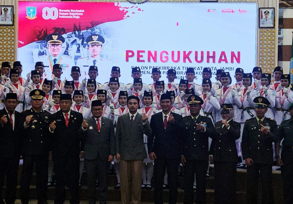 Wali Kota Maulana Kukuhkan 56 Anggota Paskibraka Kota Jambi: Kalian Adalah Simbol Semangat dan Persatuan Bangs