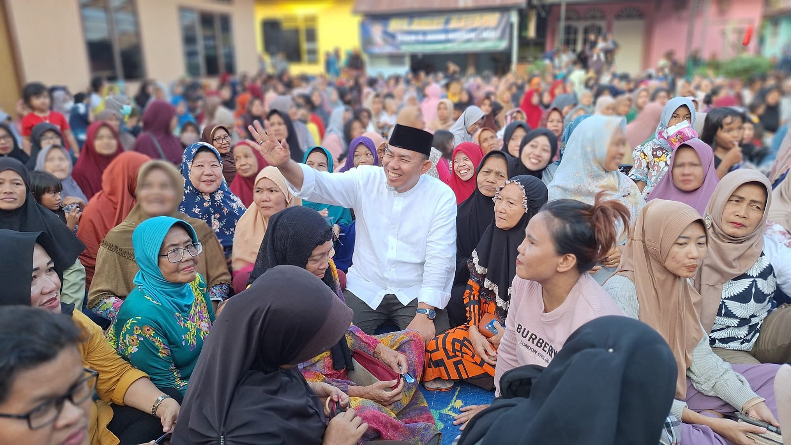 Warga Pakuan Baru Heboh saat H Abdul Rahman Berkunjung: Pak Haji Sini Foto Pak