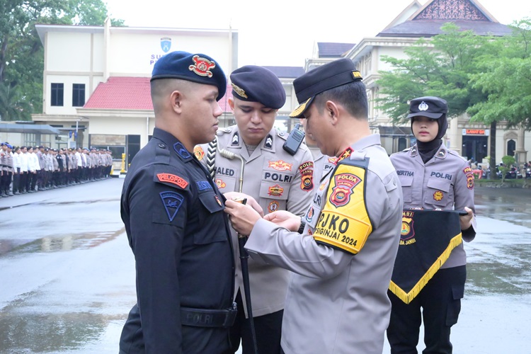 Kapolda Jambi Serahkan Penghargaan untuk Personel Berprestasi, Ini Nama-namanya