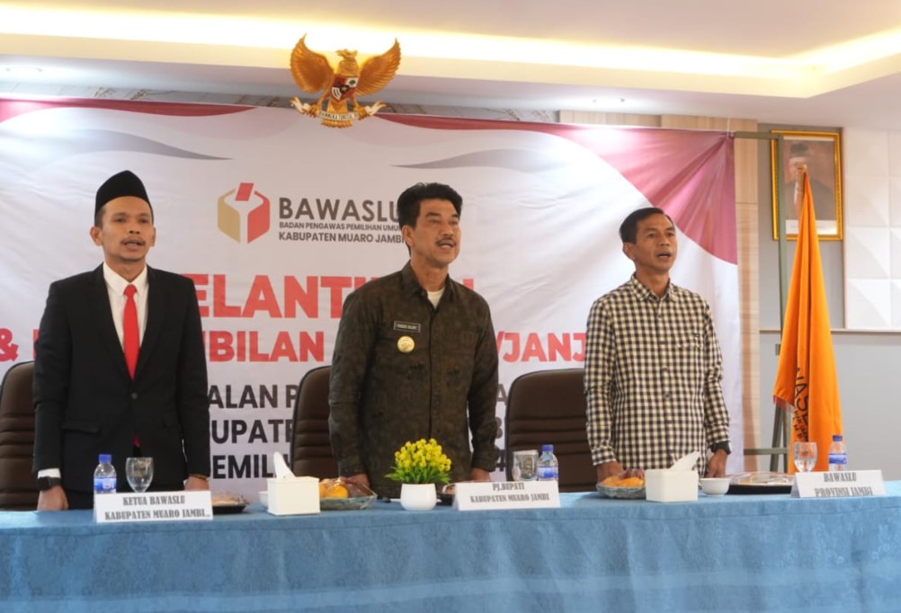 Pj Bupati Raden Najmi Hadiri Pelantikan Panwascam Se-kabupaten Muaro Jambi