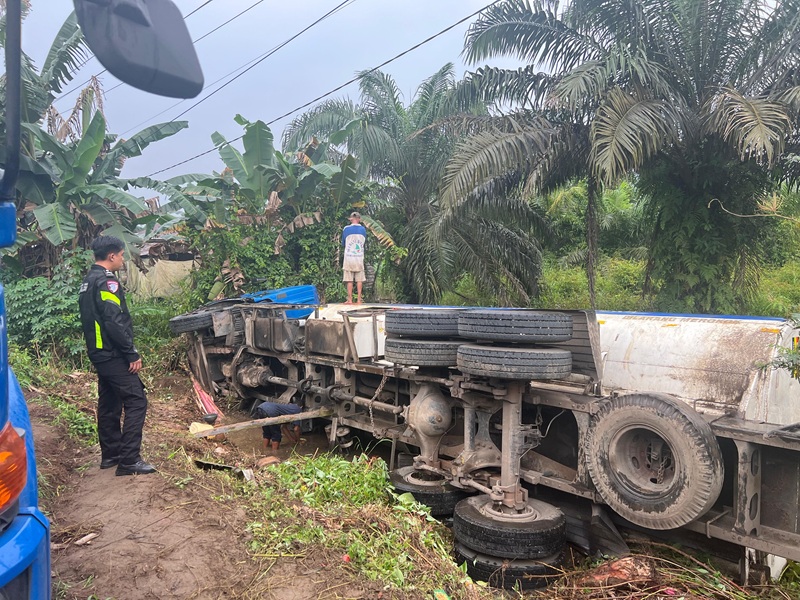 Duh! Mobil Tangki PT Laban Raya Samodra Nyemplung ke Rawa-rawa di Tanjab Timur