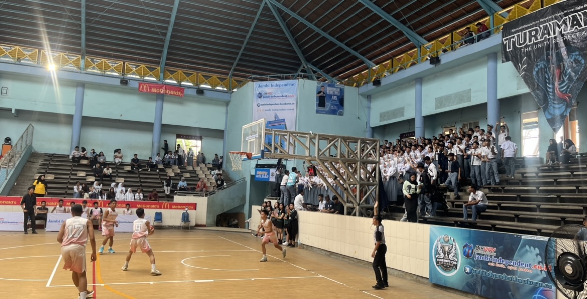 SMAN 10 Kota Jambi Tumbangkan SMANel Batanghari 26-12 di Gubernur Cup Basketball 2024