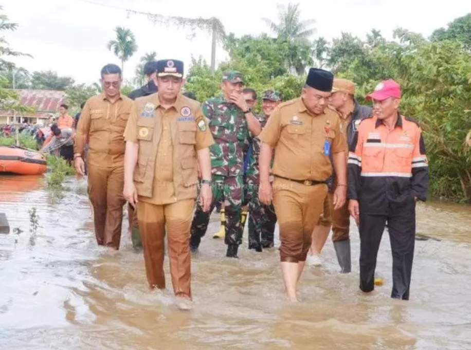 Bupati Muaro Jambi Kembali Tinjau Lokasi Banjir, Salurkan Bantuan untuk Warga Terdampak