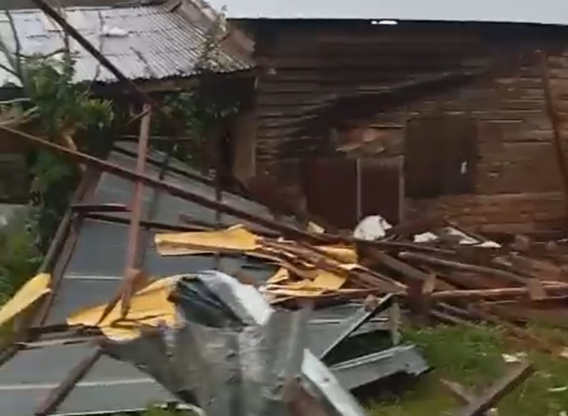 Mencekam! Kuala Tungkal Dihantam Hujan Es dan Badai Akibatkan Beberapa Rumah Rusak