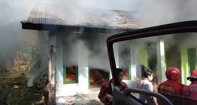 Diduga karena Arus Pendek, Bedeng 3 Pintu di Baganpete Hangus Terbakar