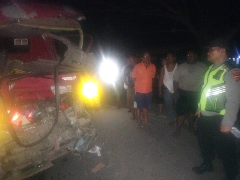 Braak! Tabrak Tronton Isi Sawit dari Belakang di Maro Sebo Muaro Jambi, Sopir Tanki Minyak Patah Kaki 