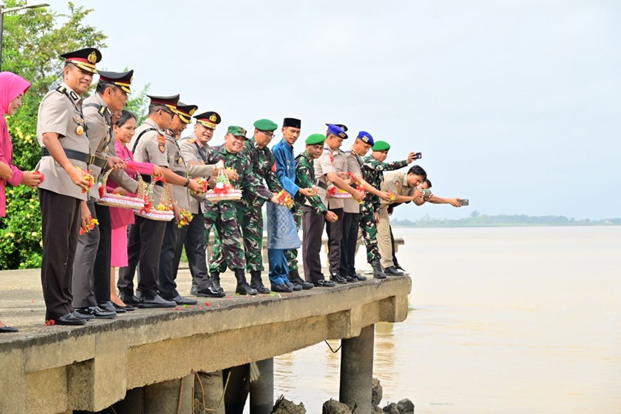 Hari Bhayangkara ke-79, Wakapolda Jambi Tabur Bunga di Sungai Batanghari dan Ziarah ke Makam Orang Kayo Hitam