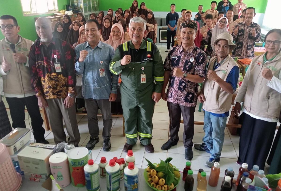 Mengubah Limbah Dapur Menjadi Eco Enzyme, SKK Migas PetroChina Gelar Pelatihan di SMPN 21 Tanjab Timur
