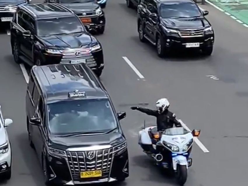 Viral Video Polisi Kawal Mobil RI 36, Tunjuk-Tunjuk Taksi Alphard