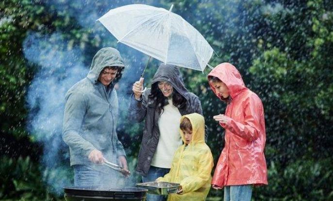 10 Tips Liburan di Musim Hujan Agar Tetap Sehat Bersama Keluarga