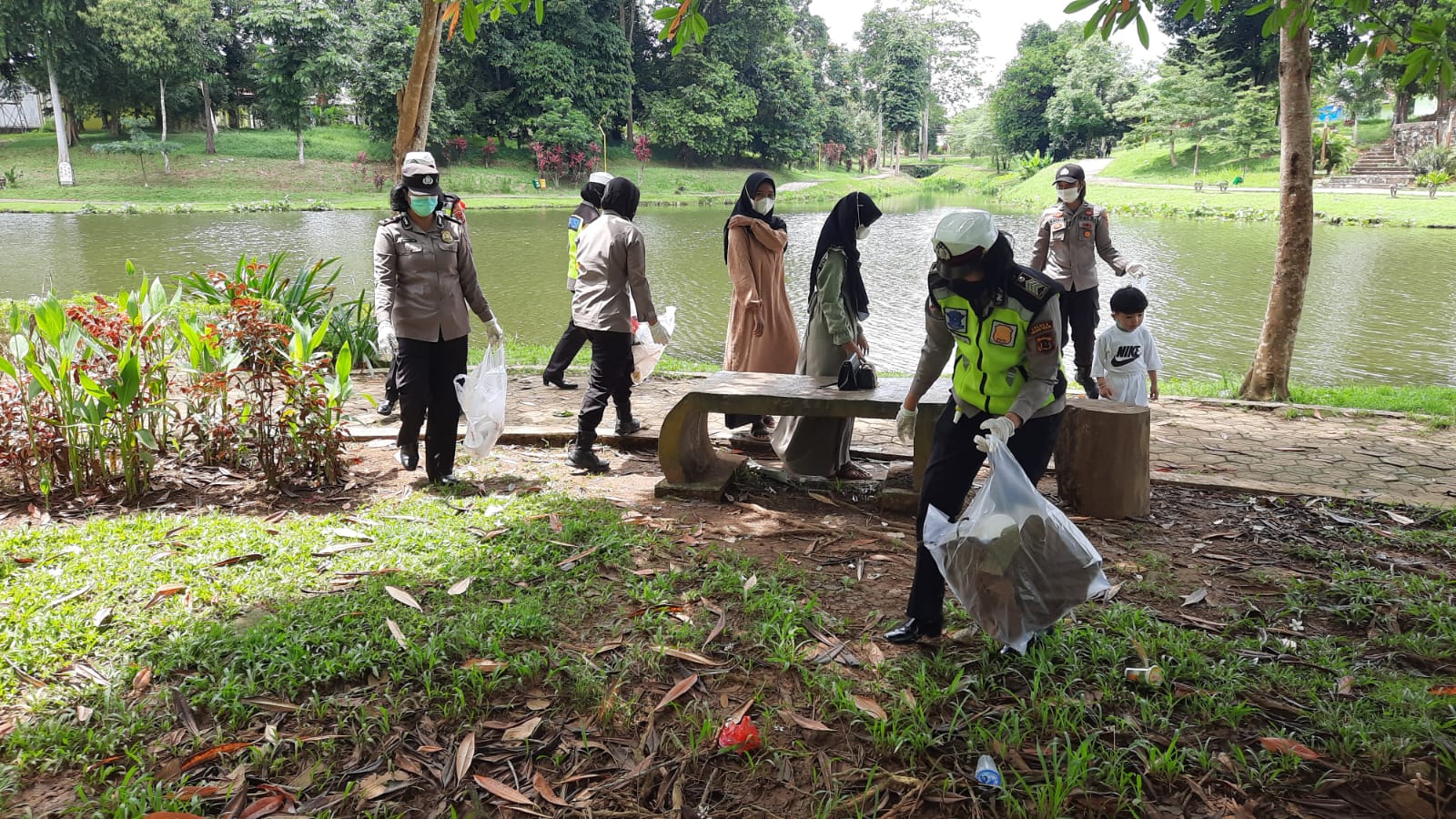 Sampah Berserakan, Polwan Polres Tanjab Timur Langsung Bersih-Bersih