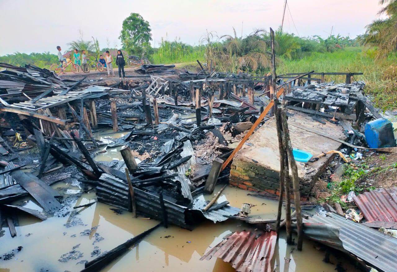 Si Jago Merah Mengamuk di Berbak Tanjab Timur Dini Hari, Rumah dan Toko Rata Dengan Tanah