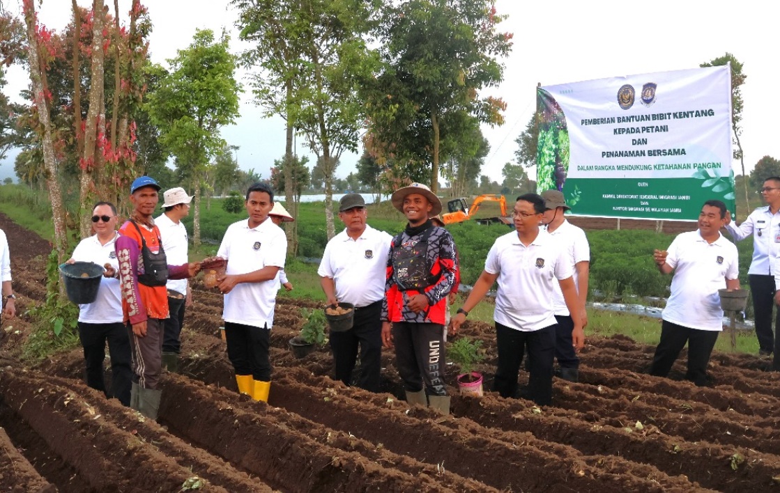 Imigrasi se-Jambi Tak Hanya Urus Paspor, Kini Bantu Petani Kentang dan Bagi Sembako di Kerinci