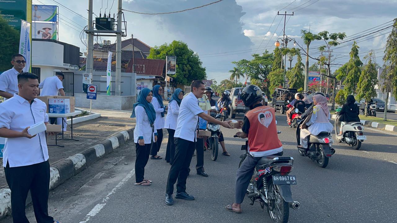 Employee Volunteering, BPJamsostek Cabang Muara Bungo Bagikan Takjil