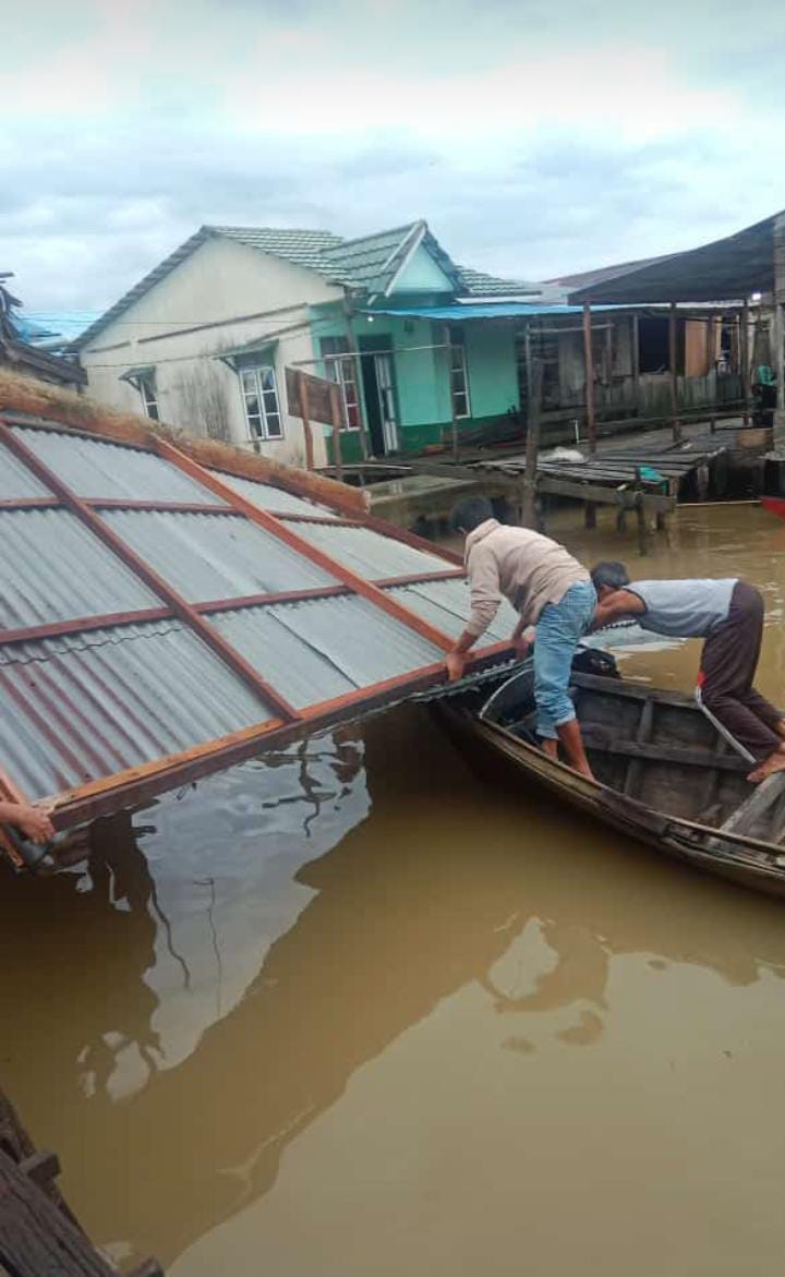 Angin Puting Beliung Rusak Sejumlah Rumah Warga di Kelurahan Mendahara Ilir, Kabupaten Tanjab Timur