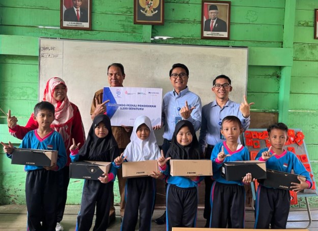 HUT ke 52 Tahun, PT Jamkrindo Distribusikan 5.200 Sepatu untuk Anak Sekolah