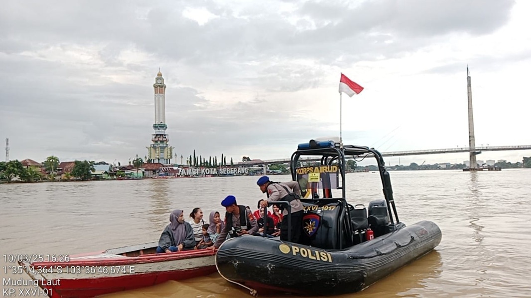 Polairud Polda Jambi Bagikan 100 Takjil untuk Masyarakat Pesisir di Sungai Batanghari