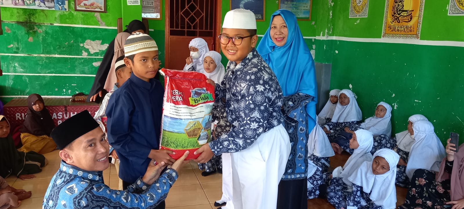 Kegiatan Amaliah Ramadan, SD Islam Al Falah 2 Jambi Salurkan Sumbangan ke 7 Panti Asuhan di Kota Jambi