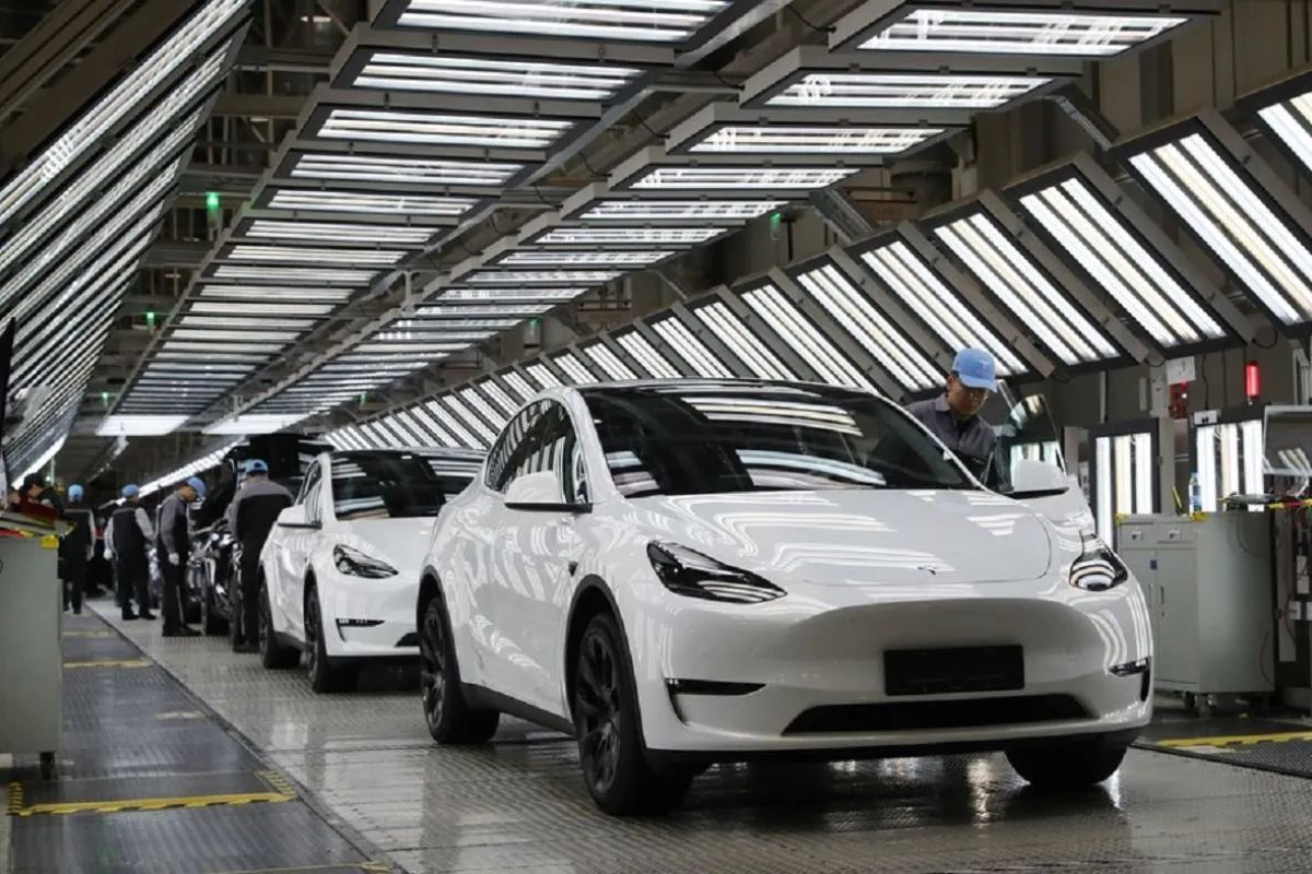 Tesla dan GM Percepat Penghapusan Komponen China dari Produksi Mobil di AS
