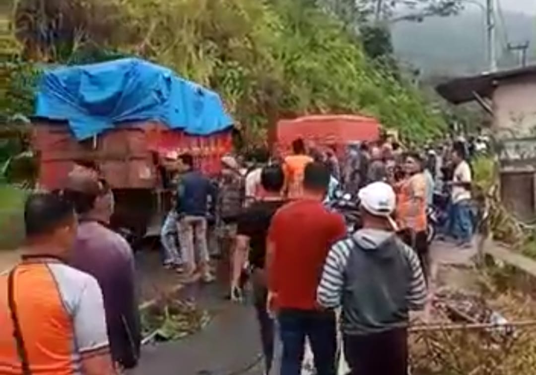 Dikawal Satpol PP dan Dishub, Truk Pengangkut Sampah Terobos Blokade Warga Sungai Ning di Kerinci