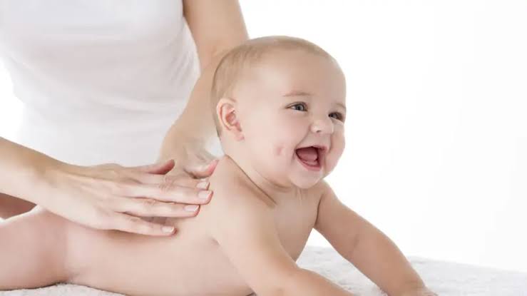 Penting untuk Perkembangan si Kecil, Ini Manfaat Stimulasi Pijat Bayi 