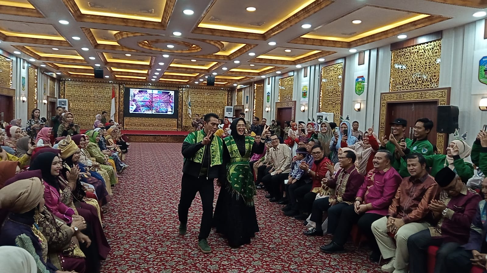 Bupati Batanghari M Fadhil dan Ketua Dekranasda Tampil Fashion Show di  Pergelaran Festival Tenun Songket 