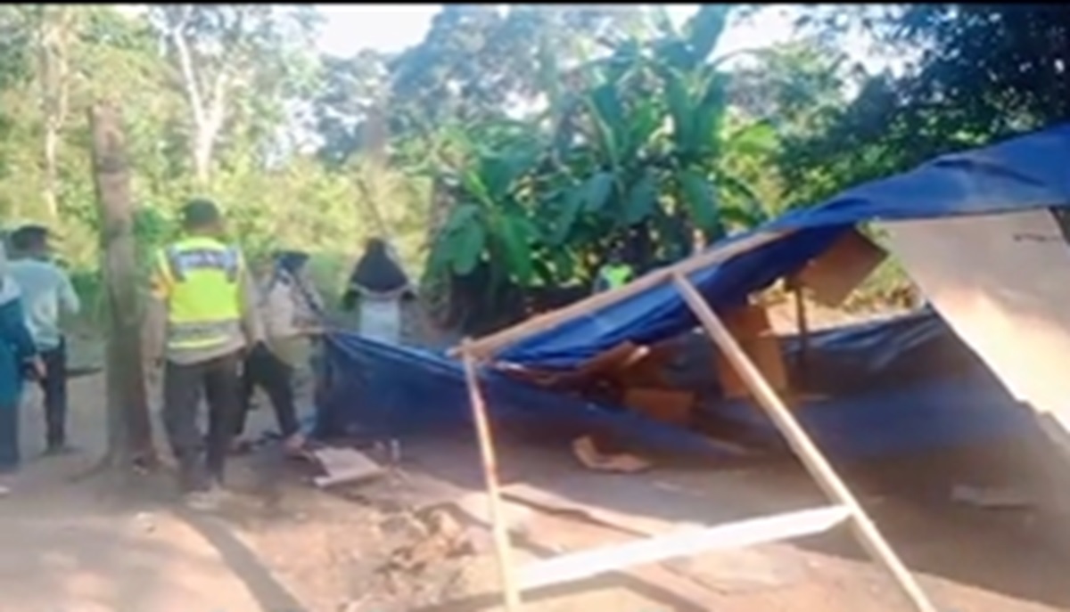 Heboh Emak-emak di Muaro Jambi Hancurkan dan Bakar Basecamp Narkoba 