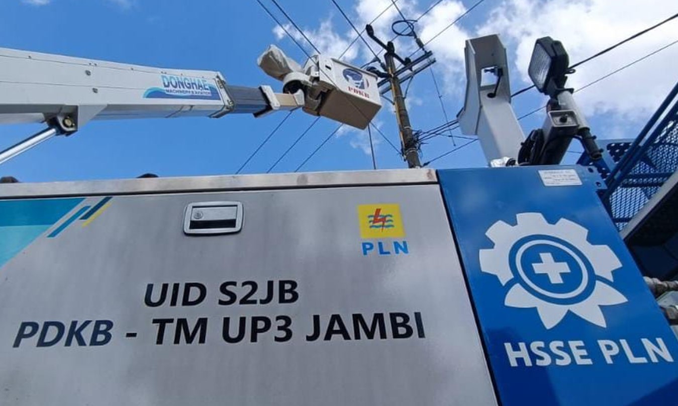 Tim PDKB PLN Jambi Lakukan Pekerjaan Jaringan Baru Tanpa Padam