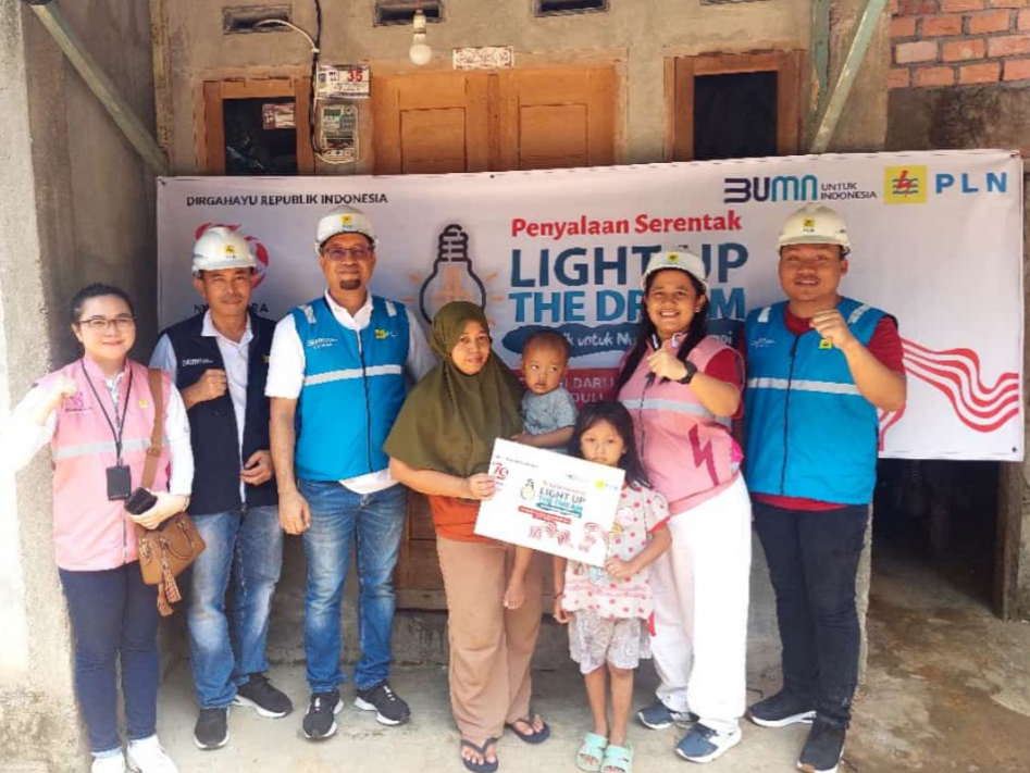 PLN PEDULI: PLN UP3 Serahkan Bantuan Pasang Listrik Gratis Melalui Program Light Up The Dream Provinsi Jambi