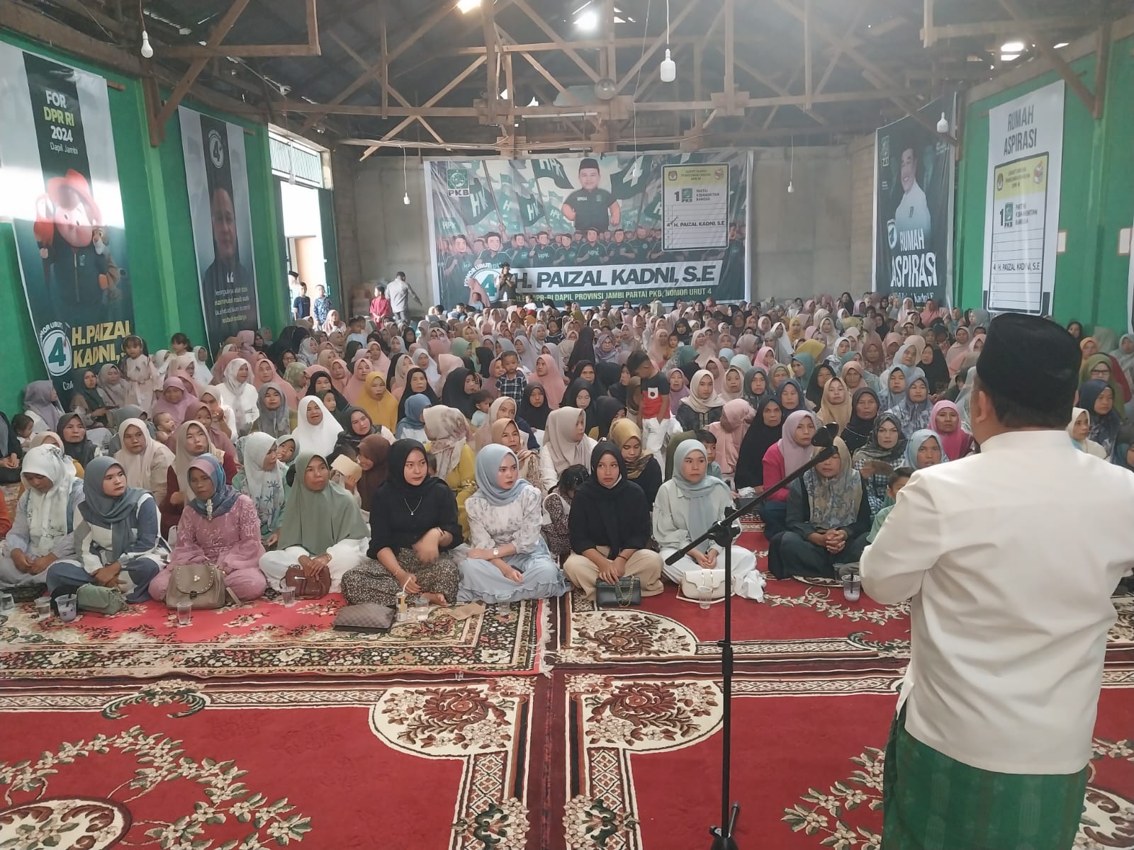 Ratusan Ibu-ibu Siap Menangkan Paizal Kadni ke Senayan
