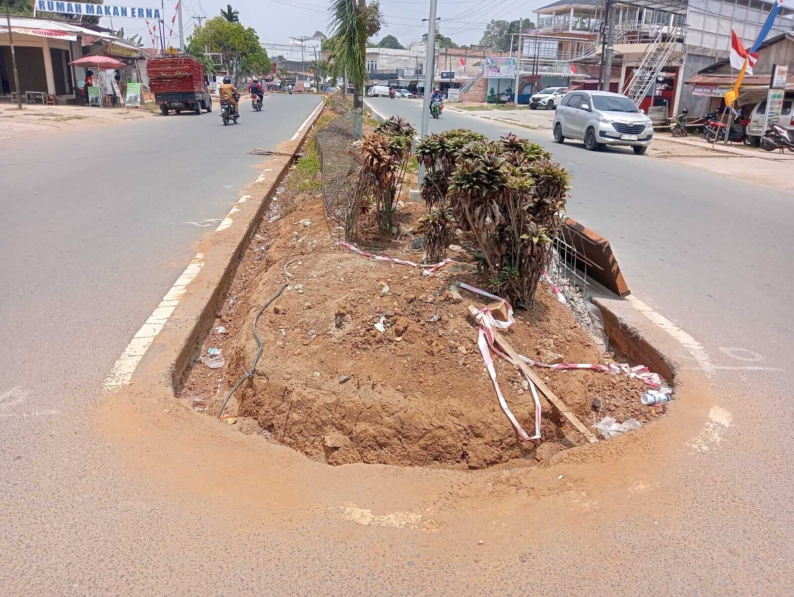 Cegah Kecelakaan, Renovasi Median Jalan di Kawasan Tertib Lalulintas Tanjab Timur Dilakukan