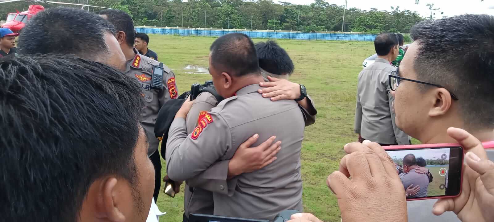 Penuh Haru, Dua Korban Terakhir Berhasil Dievakuasi, Peluk Keluarga hingga Teteskan Air Mata