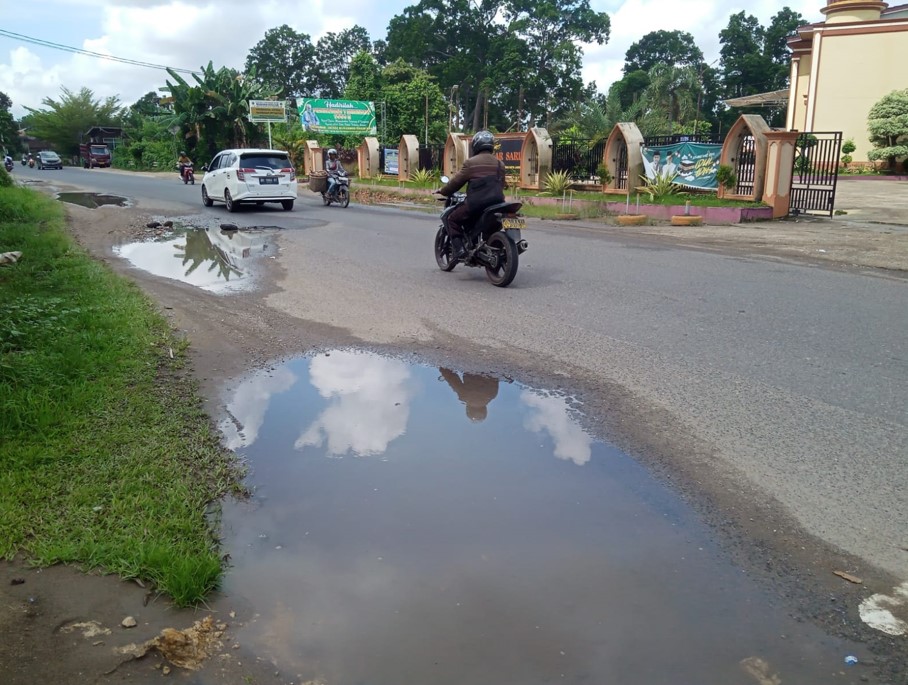 Jalan Berlubang di Buluran Kenali Ganggu Pengendara, Sempat Ditanami Pohon Pisang