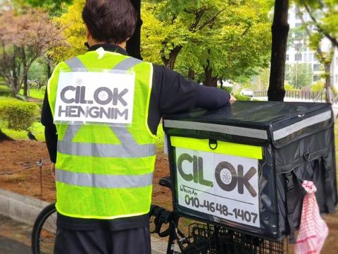 Pria Korea Ini Viral Karena Berjualan Cilok, Camilan Asli Indonesia