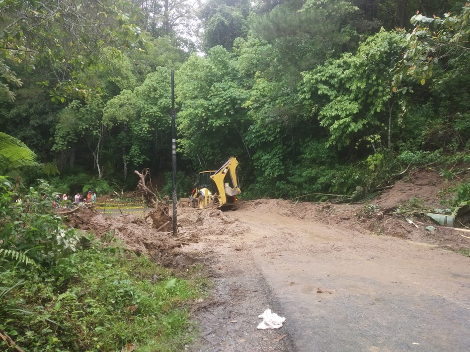 Sudah Bisa Lewat, Tanah Longsor di Muara Emat Kerinci Berhasil Dievakuasi