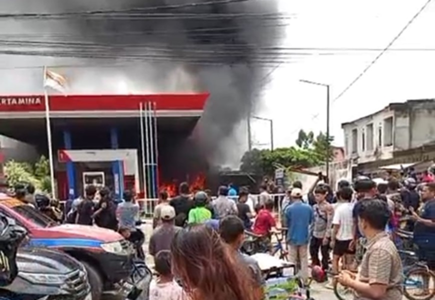 Kebakaran Hebat Landa SPBU di Bungo, 1 Pompa dan 1 Mobil Hangus Terbakar